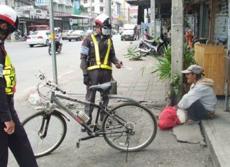 Volunteer police seize the knife and bicycle, and detained this woman.